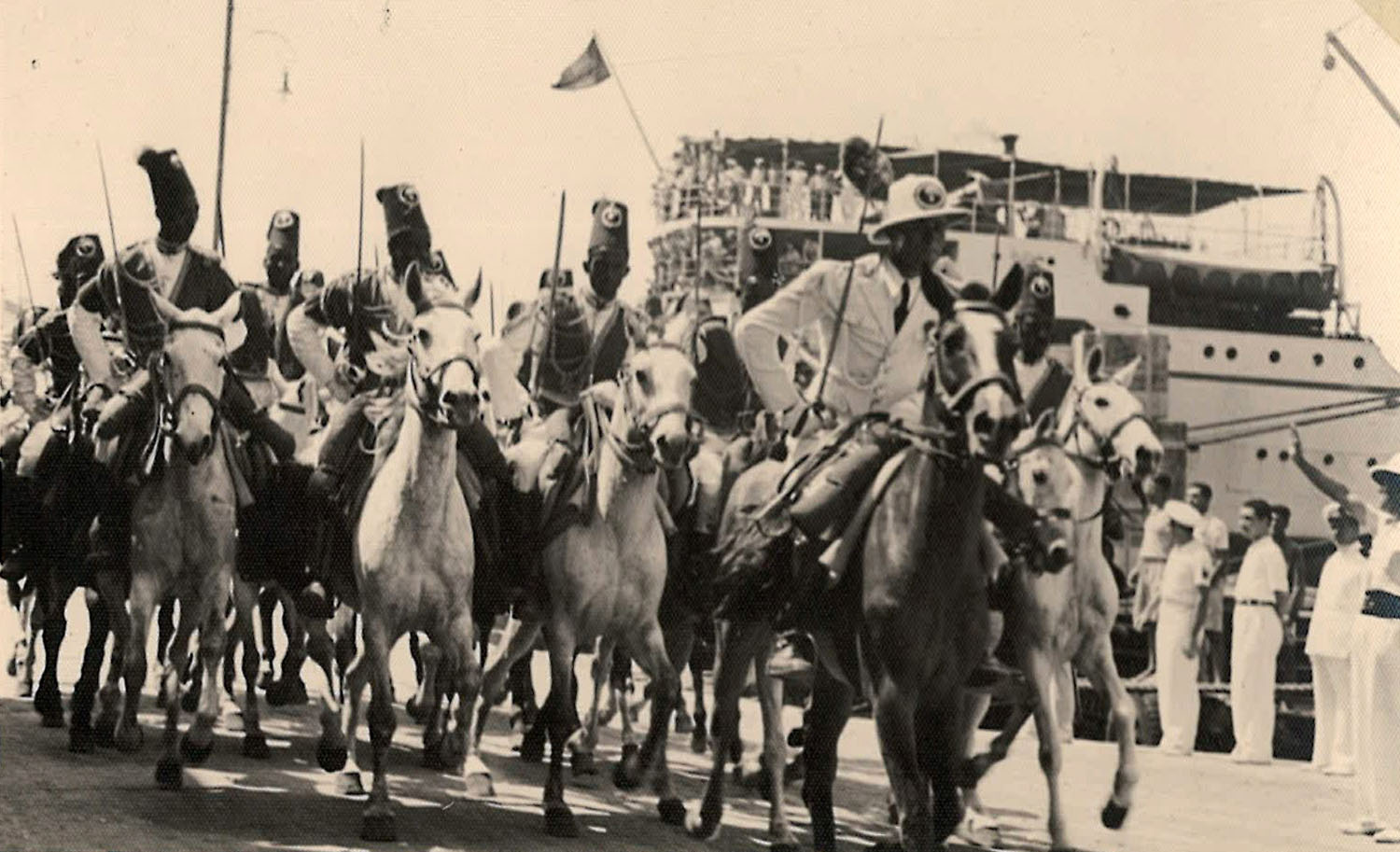 Sul retro della foto vi è l'appunto «Gli “zaptié” a cavallo che precedono la vettura di S.E. Il Gen. Graziani. Massaua, 8.2.1938. XVI» (Fondo Arnaldo Dazzi, di proprietà di Giovanna Bottura)